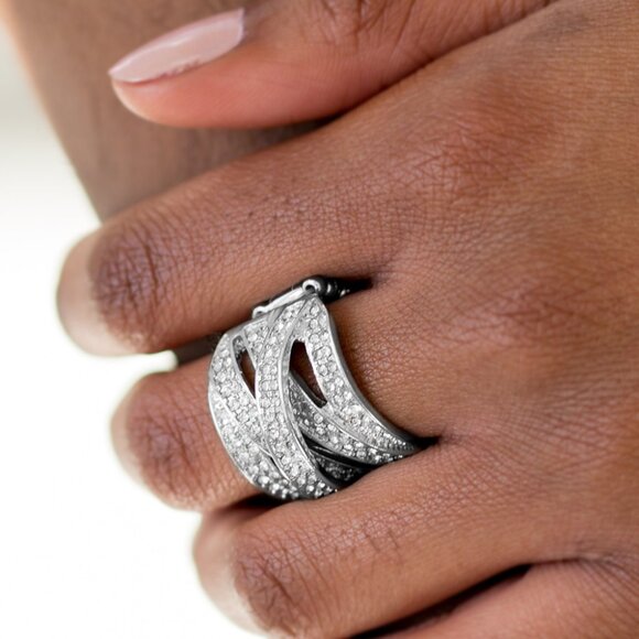 Life in the Glitter Lane crystal and silver stretch ring NWT - Picture 2 of 2